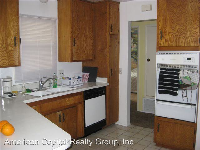 5221 Heil Ave - Photo 3 of 9