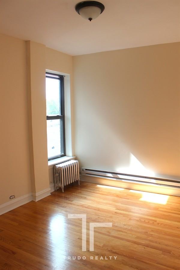 4631 North Paulina Street - Photo 3 of 7
