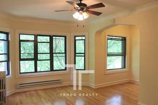 4631 North Paulina Street - Photo 2 of 7