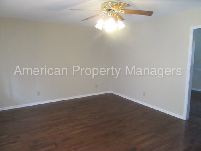 1013 Fisher Dr - Photo 2 of 9