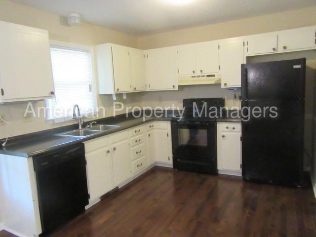 1013 Fisher Dr - Photo 3 of 9