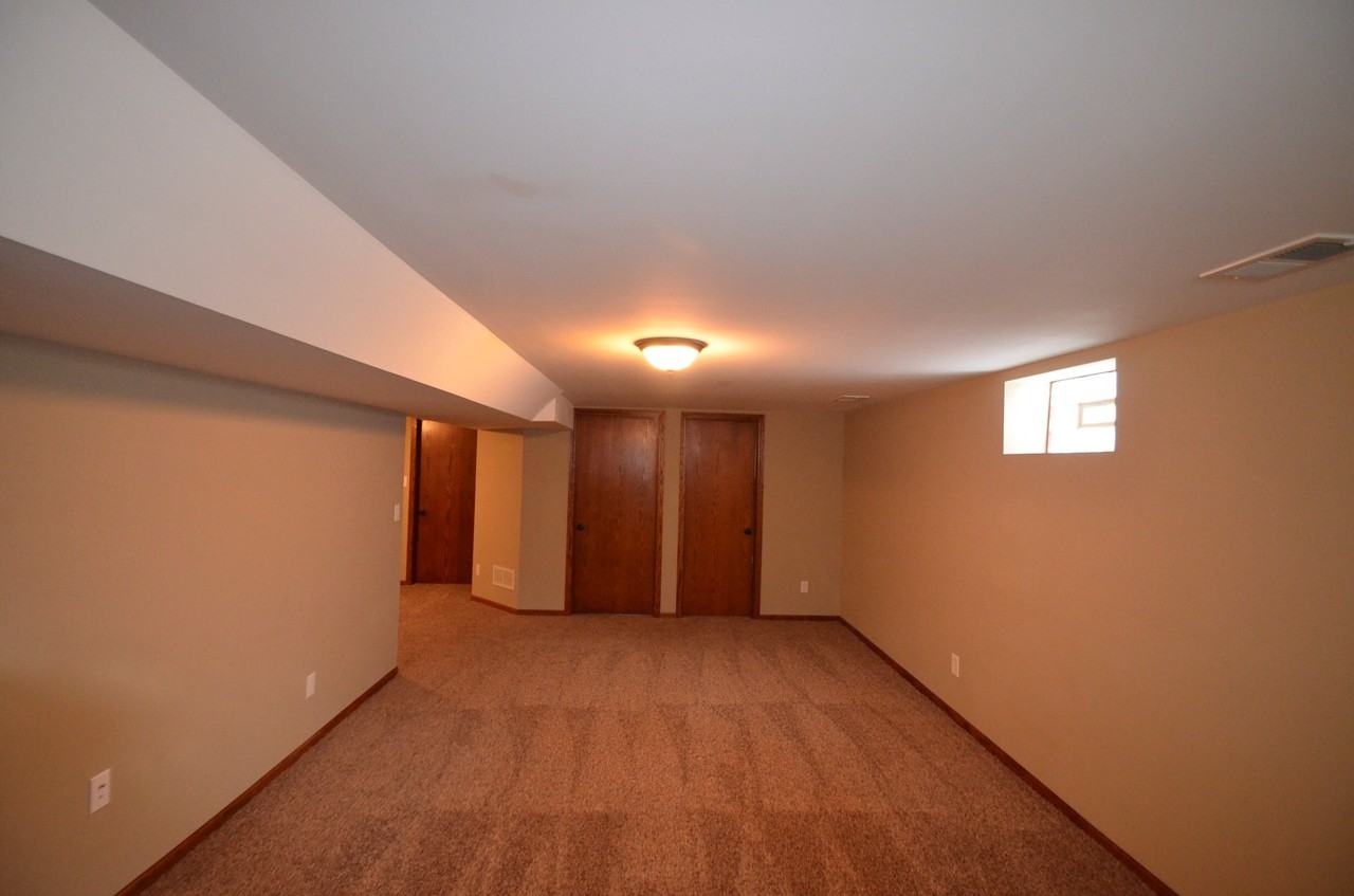 6001 Admiral Pl - Photo 3 of 12