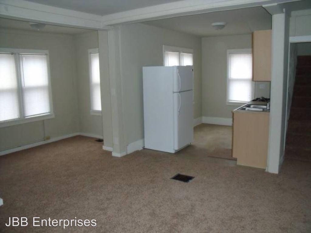 2402 33rd St - Photo 2 of 9