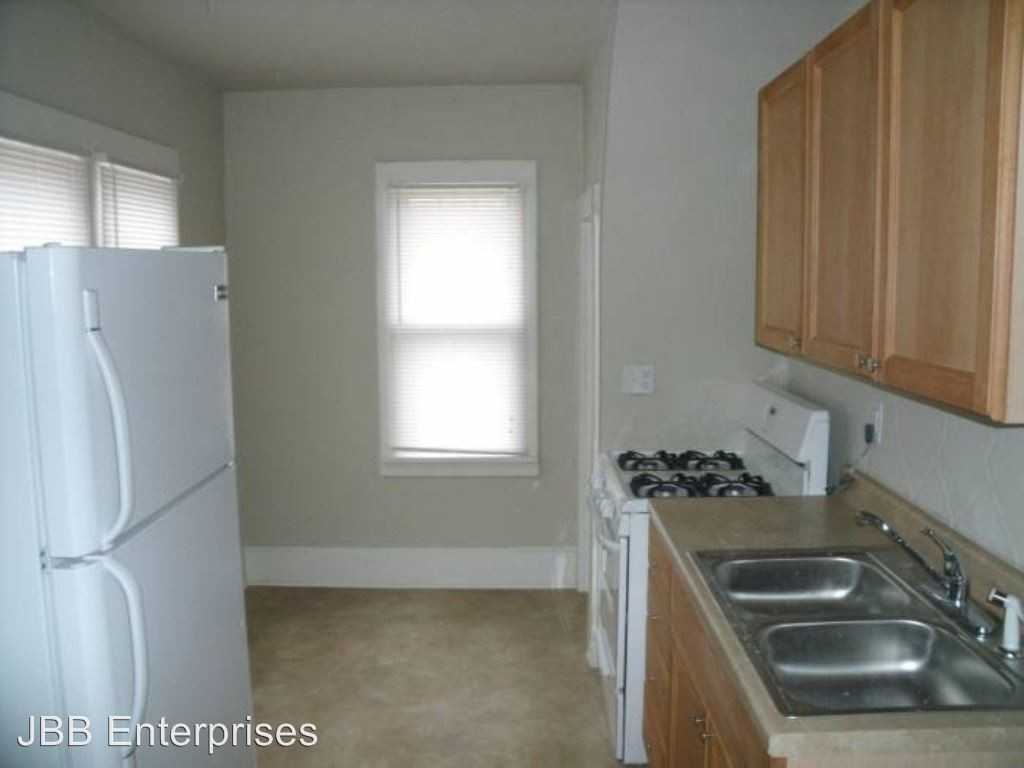 2402 33rd St - Photo 3 of 9