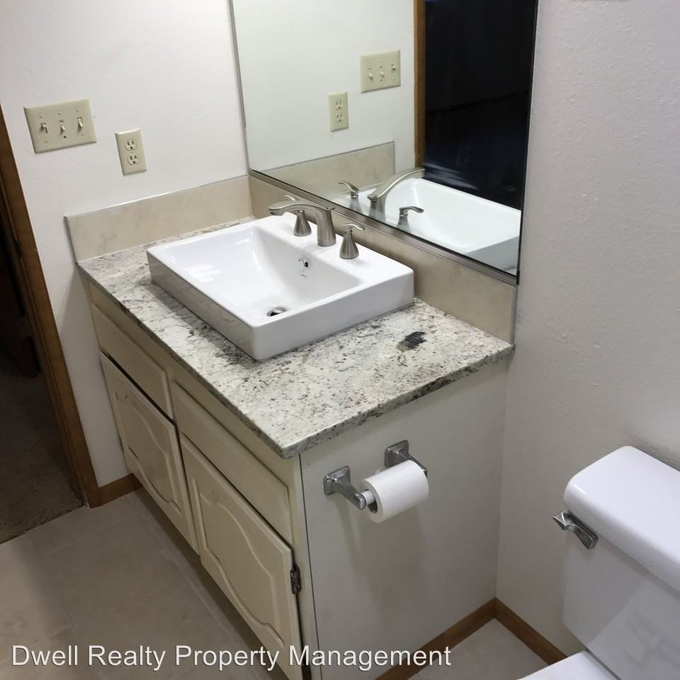 939 SW Vincent Pl - Photo 2 of 11