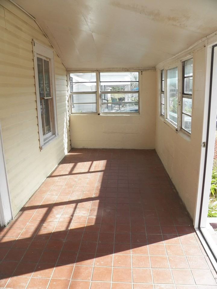 319 Emma St - Photo 2 of 6