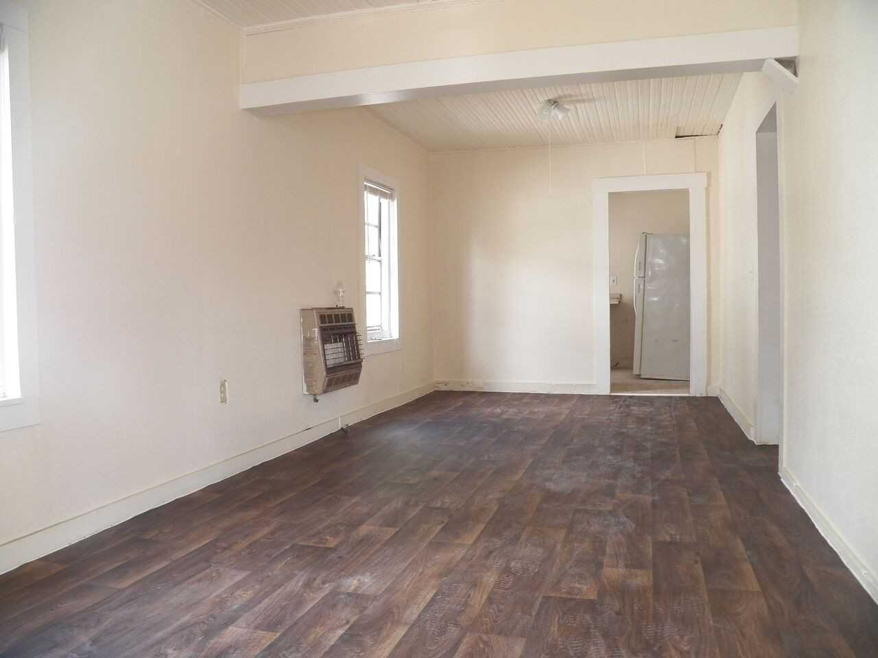 319 Emma St - Photo 3 of 6