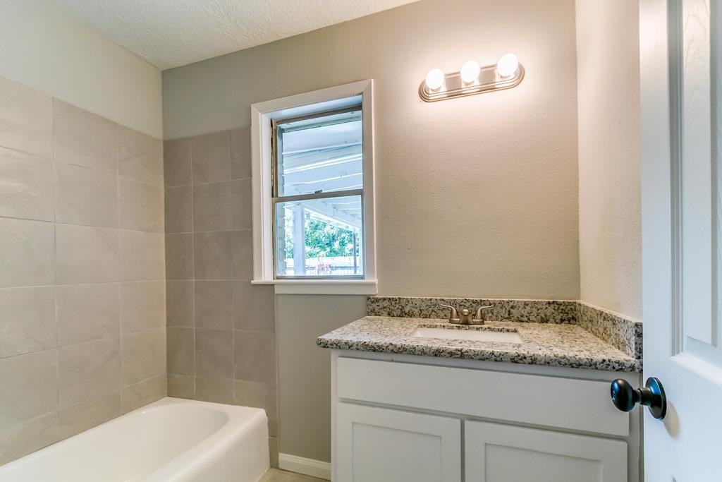 915 25th Ave N - Photo 3 of 14