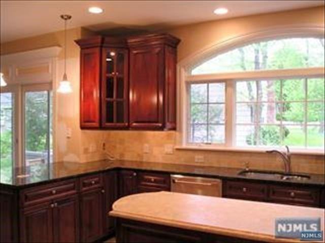 189 Whitman St - Photo 2 of 6