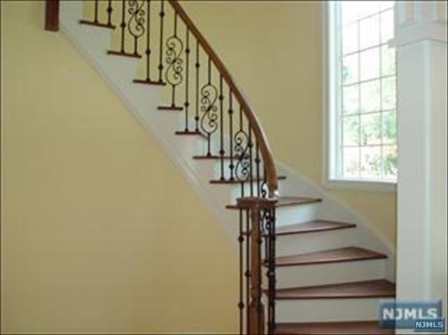 189 Whitman St - Photo 3 of 6