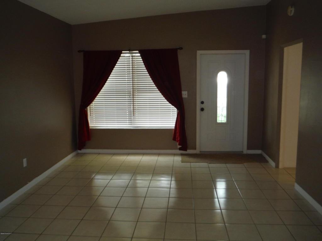 895 Cleveland St - Photo 2 of 9