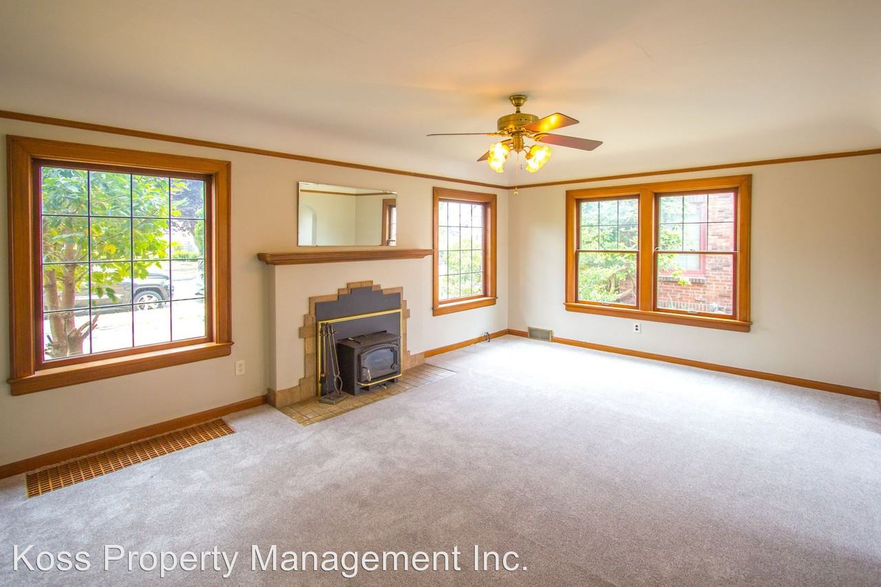 839 NE 81st St - Photo 3 of 10