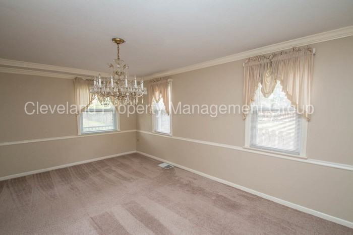 6437 Sprague Rd - Photo 3 of 37