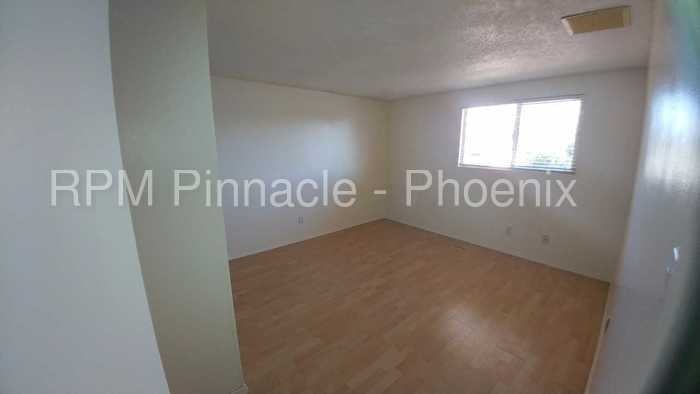 1119 E Bishop Dr - Photo 3 of 18
