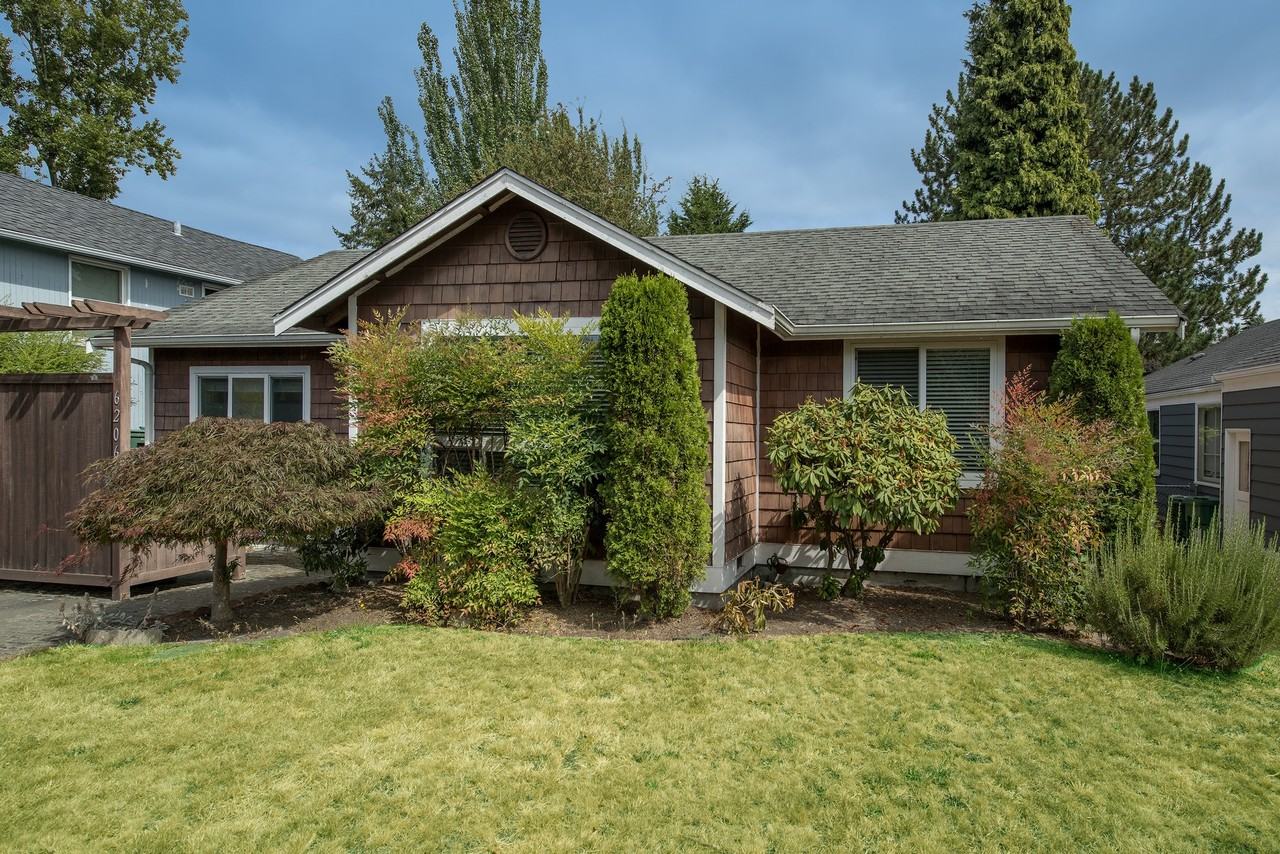 6206 44th Ave NE - Photo 2 of 24