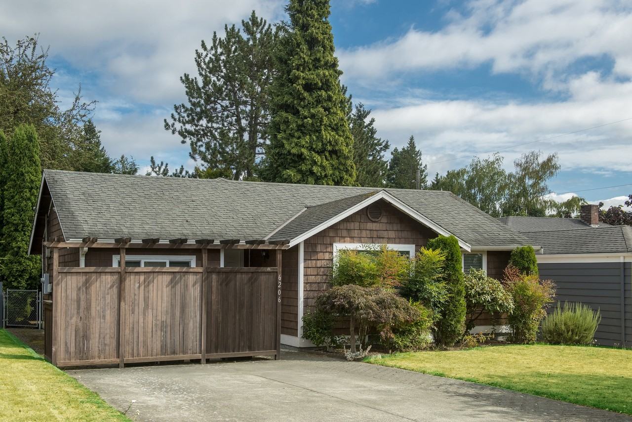 6206 44th Ave NE - Photo 3 of 24