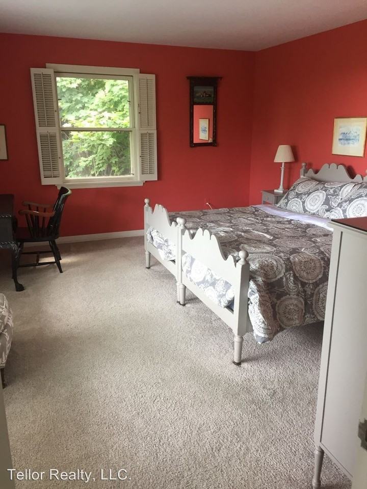 1740 Lakeview Dr - Photo 3 of 10