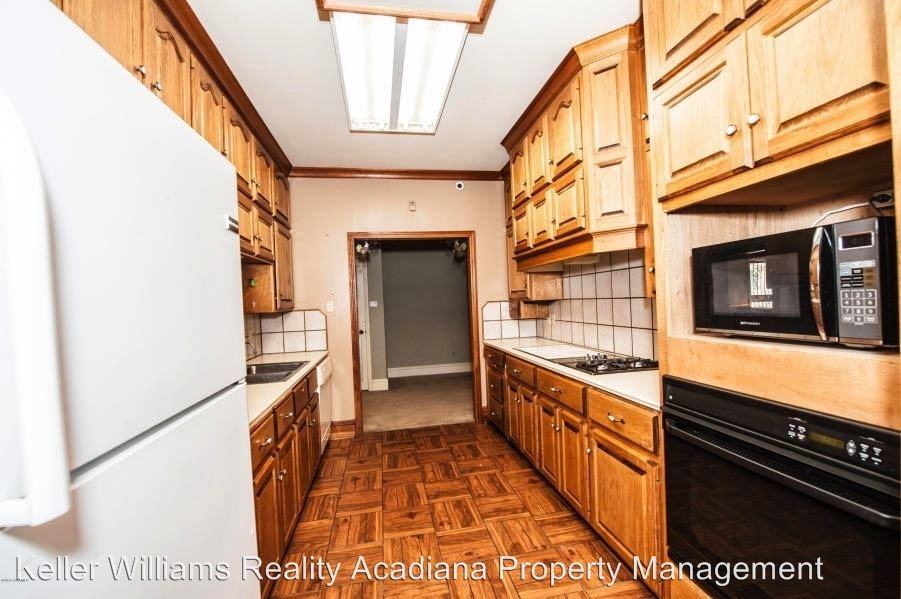 218 E 8th St - Photo 2 of 5