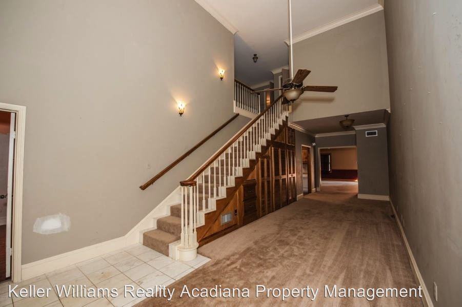 218 E 8th St - Photo 3 of 5