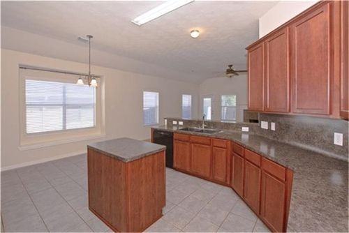 2302 Oakleaf Hills Cir - Photo 2 of 8