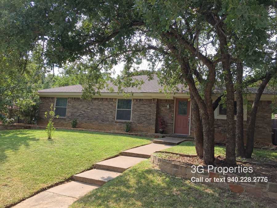 1916 Bay Oaks Ct - Photo 2 of 21