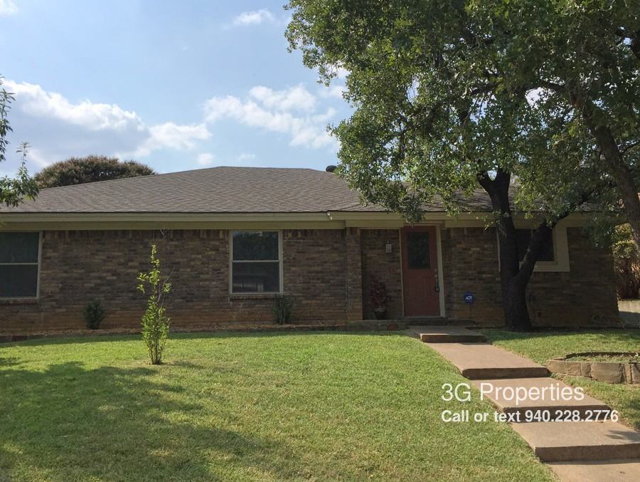 1916 Bay Oaks Ct - Photo 3 of 21