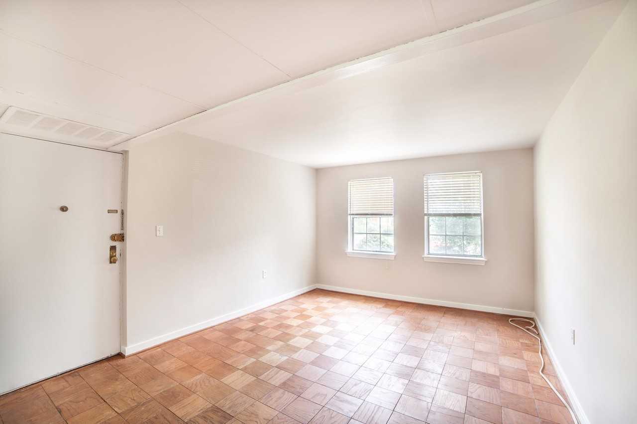 6604 10th St - Photo 3 of 25