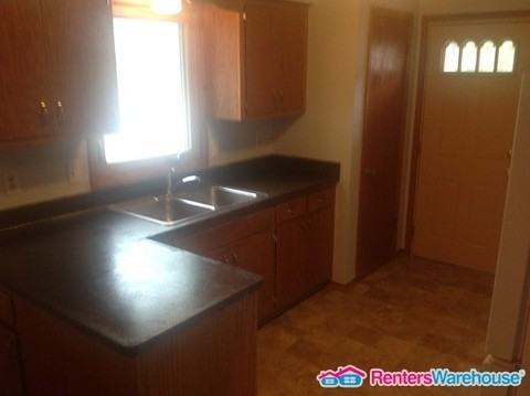 1920 Deerfield Dr - Photo 3 of 12