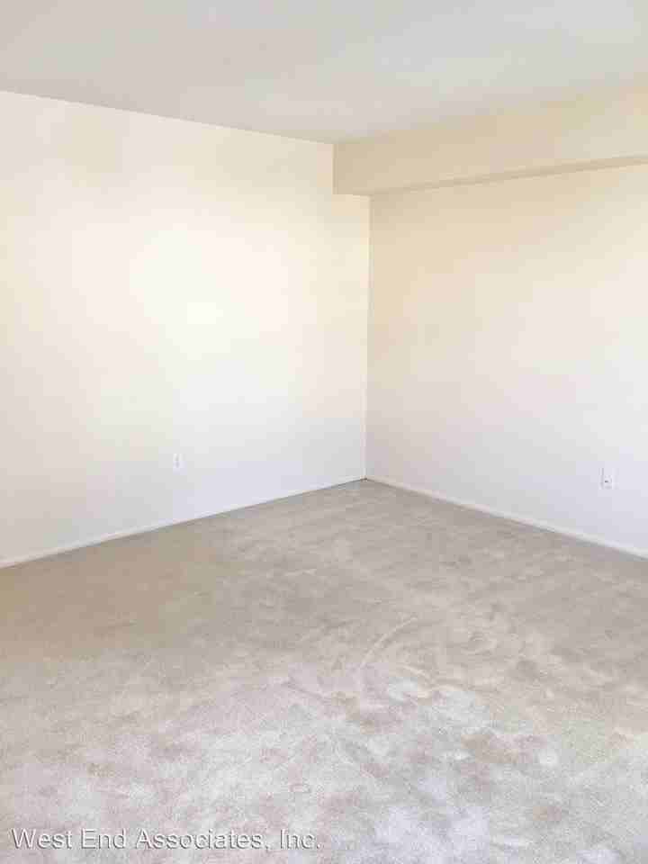 42 Eisenhower Cir - Photo 3 of 6