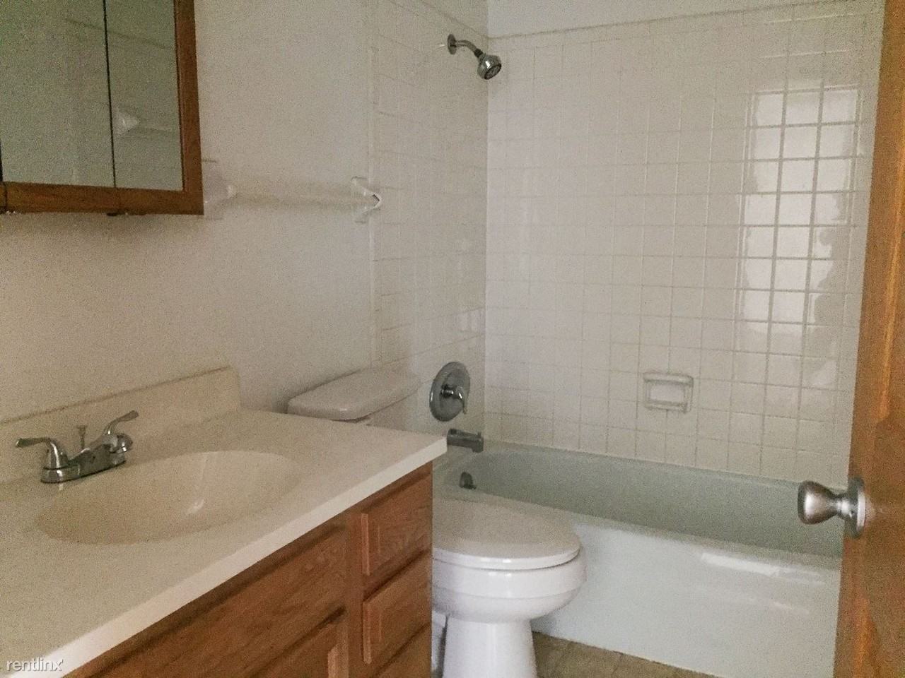 1112 W Main St - Photo 2 of 5