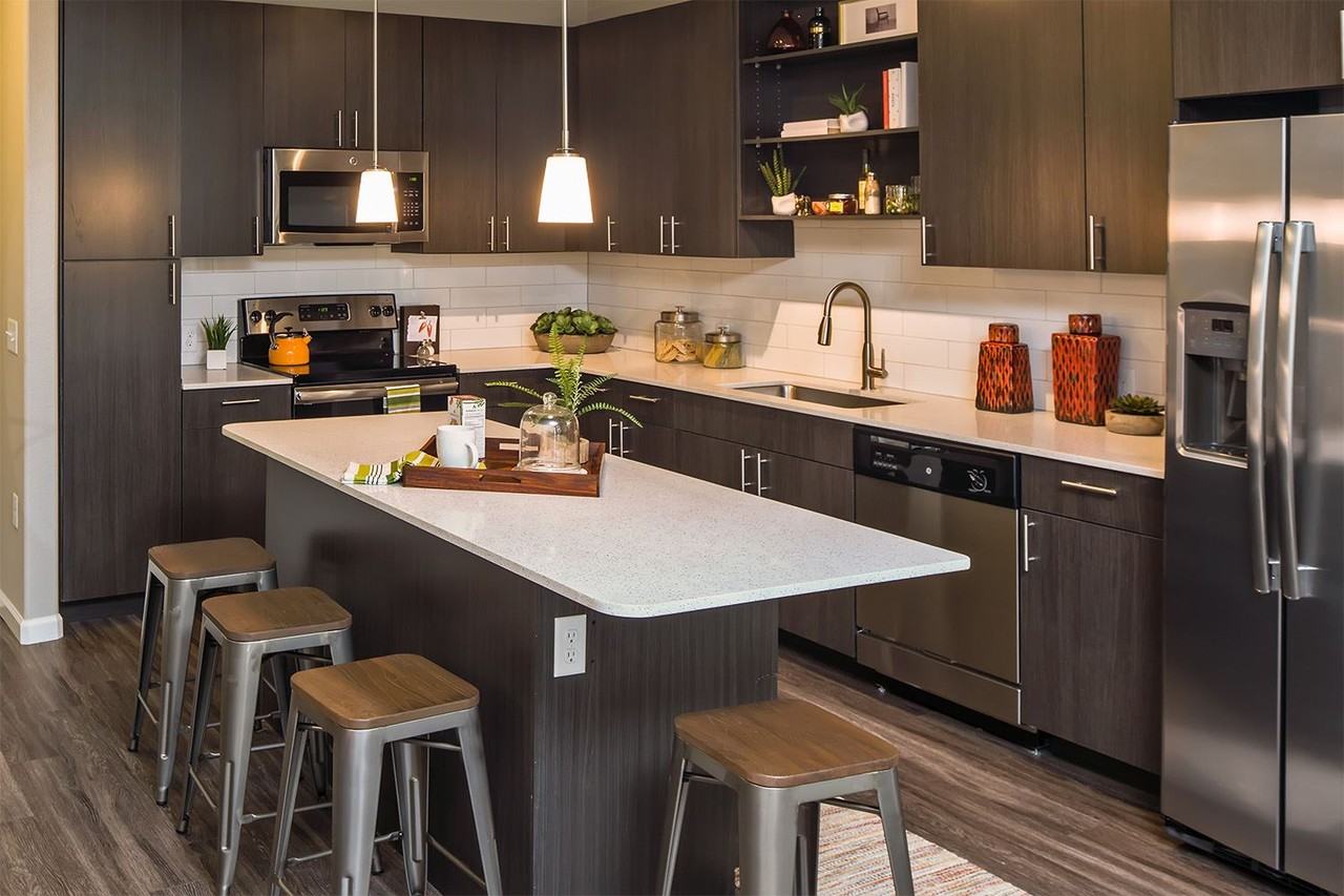 926 Warehouse Rd - Photo 2 of 10