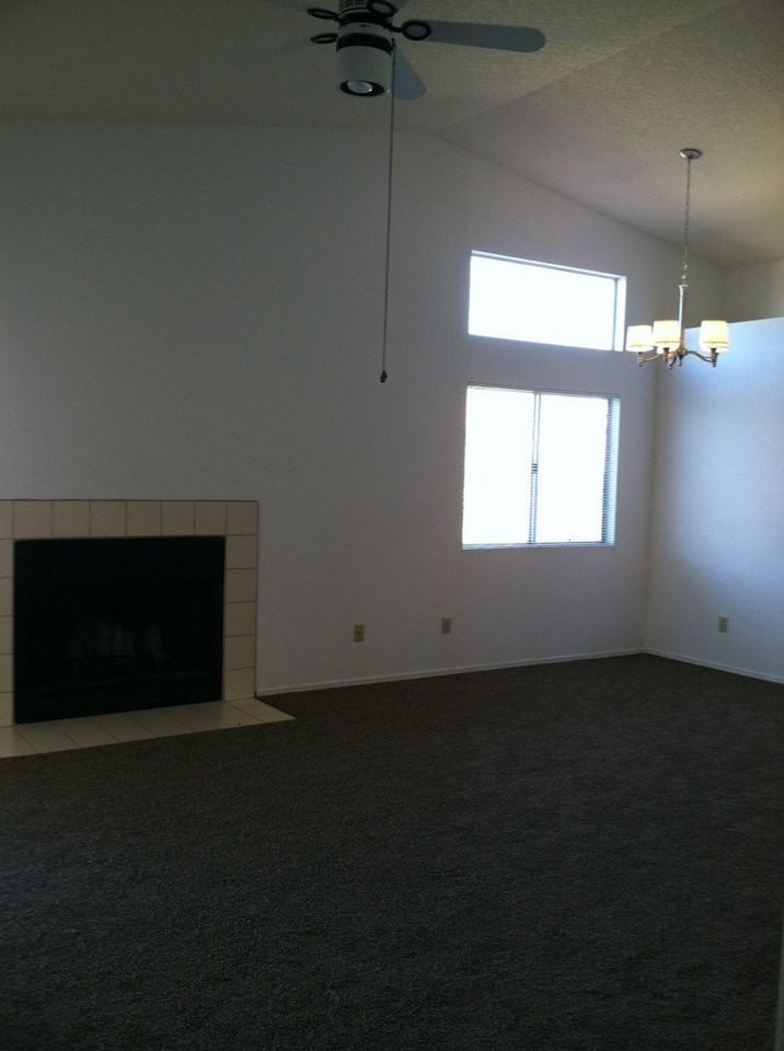 8077 N Streamside Ave - Photo 3 of 15