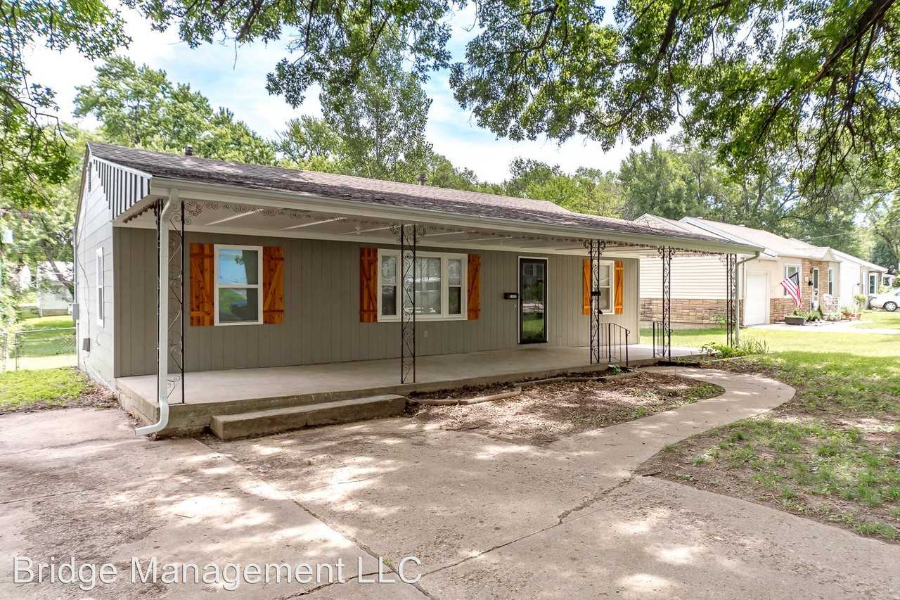 11522 W 68th St - Photo 2 of 27