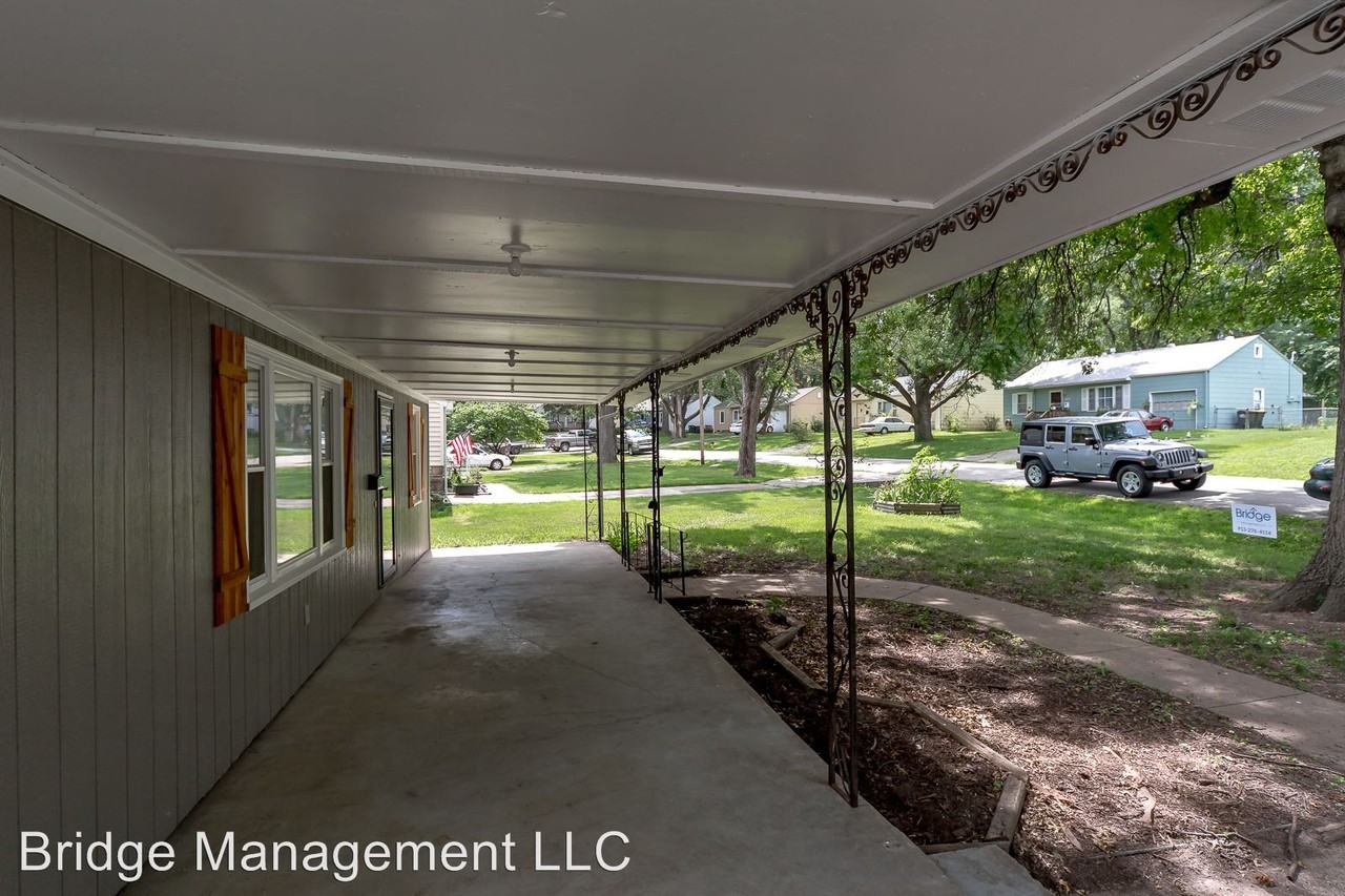 11522 W 68th St - Photo 3 of 27