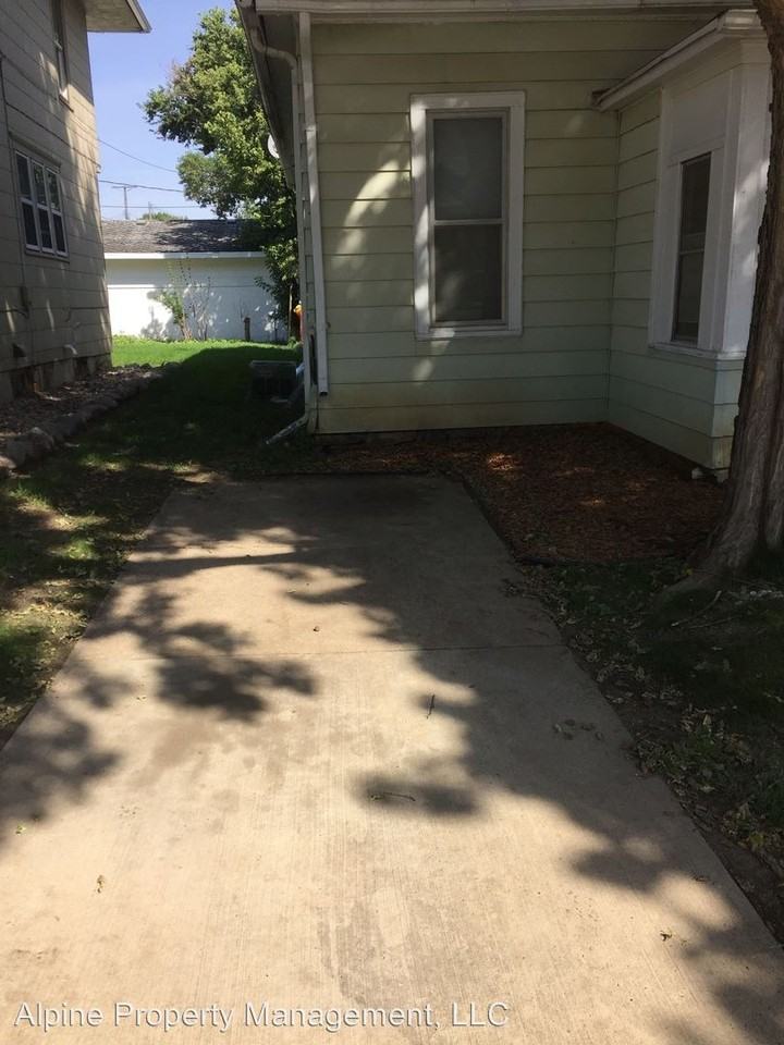 512 W 11th St - Photo 2 of 23