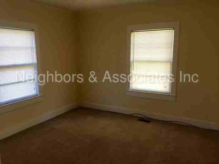 299 S Railroad St - Photo 2 of 9