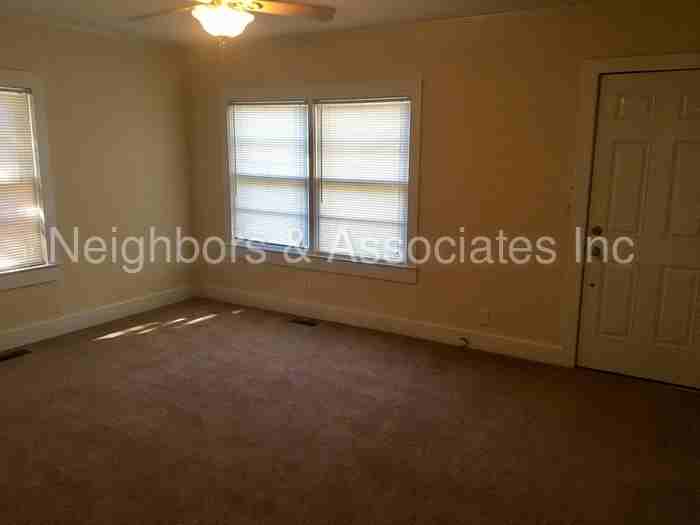 299 S Railroad St - Photo 3 of 9