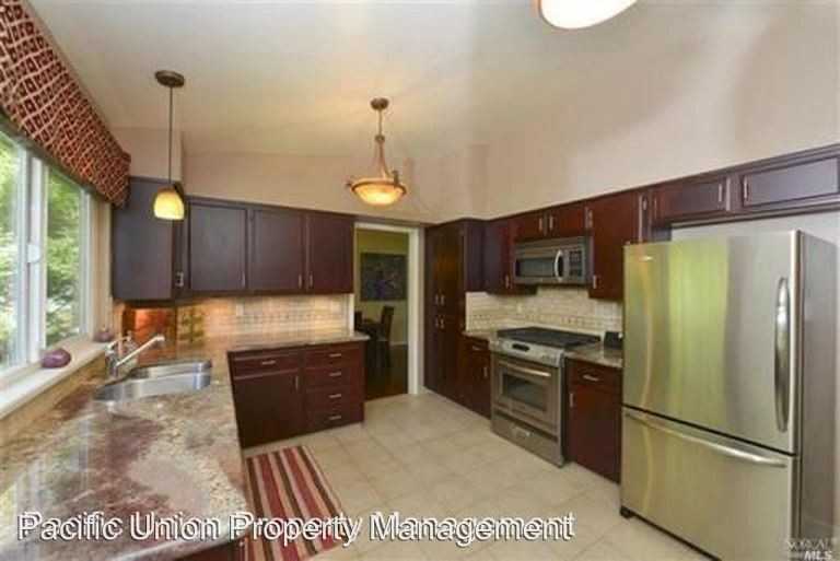 1011 Round Hill Cir - Photo 2 of 13