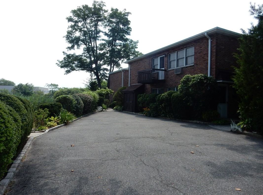 24 Manhasset Ave - Photo 2 of 3