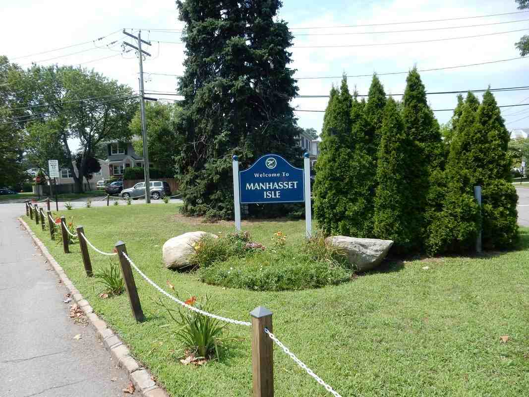 24 Manhasset Ave - Photo 3 of 3
