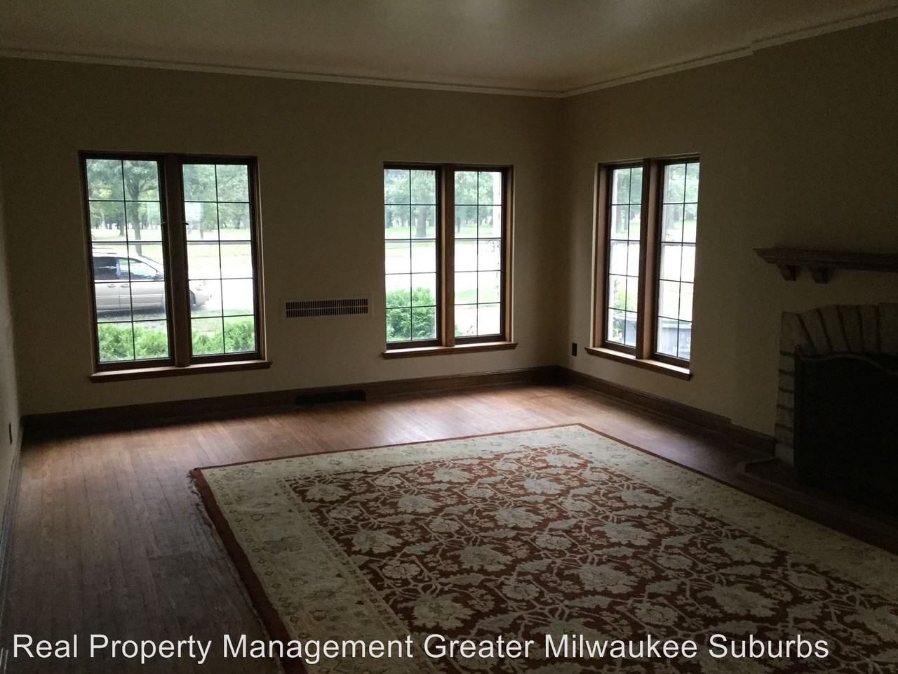 2825 S 43rd St - Photo 2 of 44