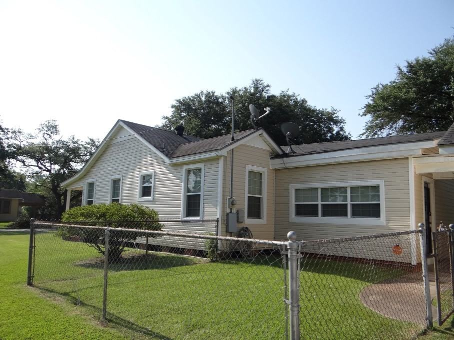 2910 Ave D - Photo 2 of 18