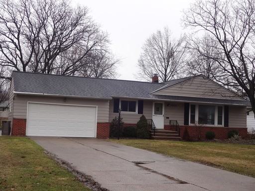 1055 Cranbrook Dr - Photo 2 of 31