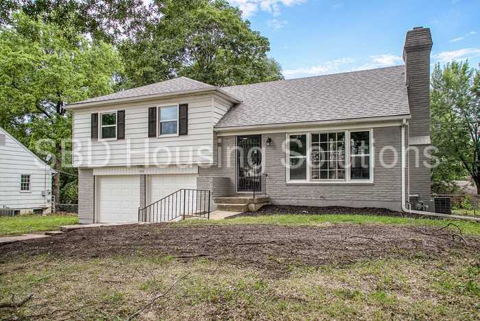 610 E 110 Terrace - Photo 3 of 37