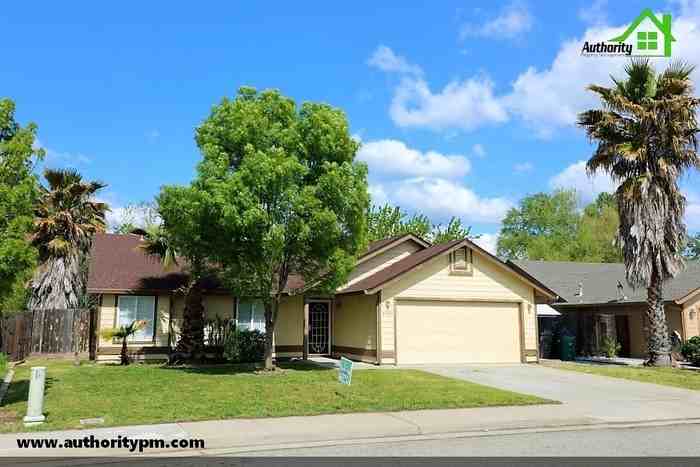 3334 Oak St - Photo 2 of 19