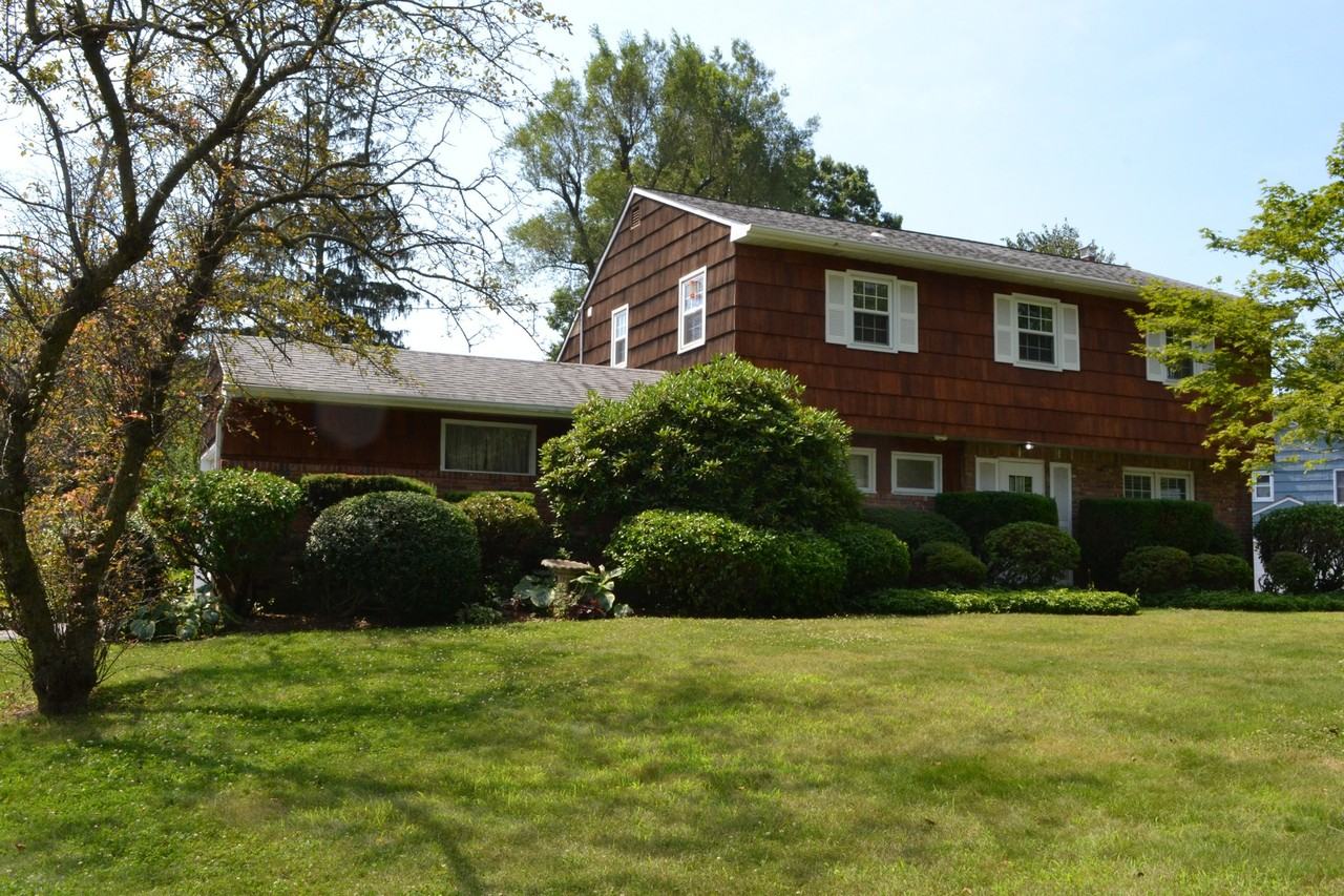 186 Oakwood Rd - Photo 2 of 11