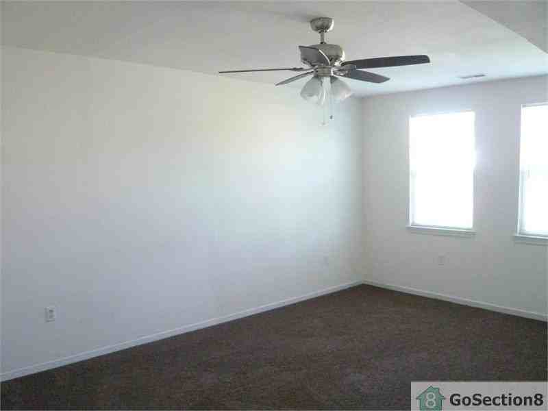 642 27th St - Photo 2 of 8