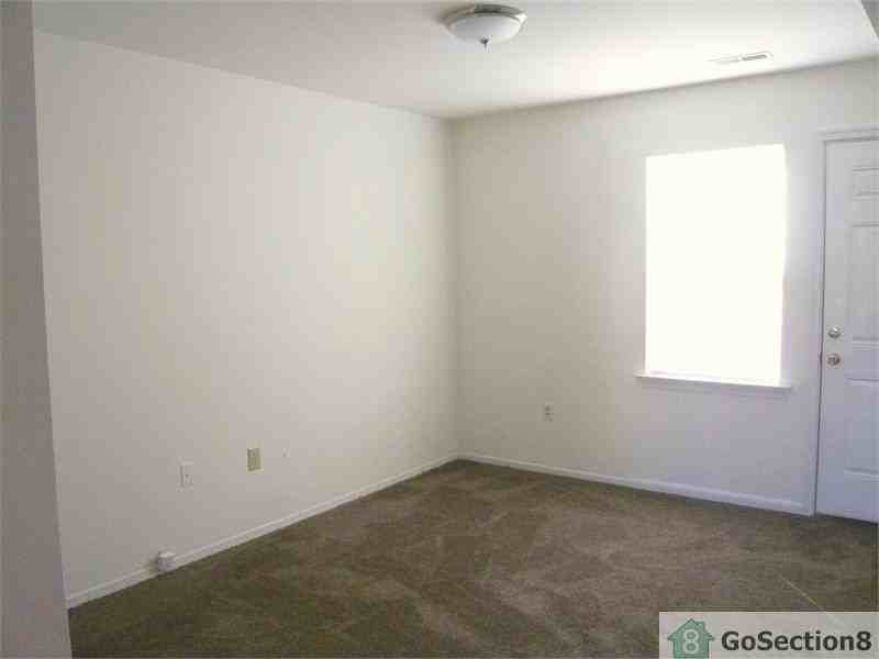 642 27th St - Photo 3 of 8