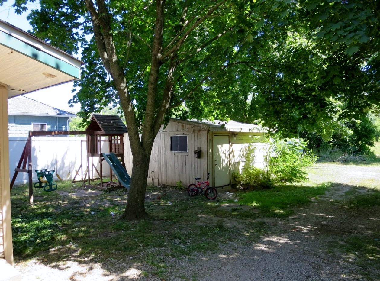 579 Irving Ave - Photo 3 of 6