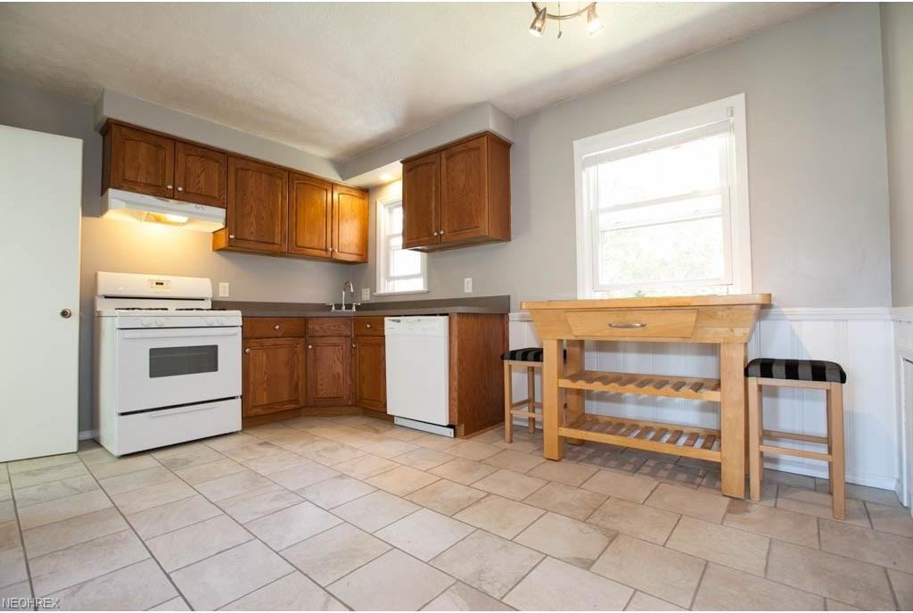 28526 Lakeshore Blvd - Photo 3 of 32